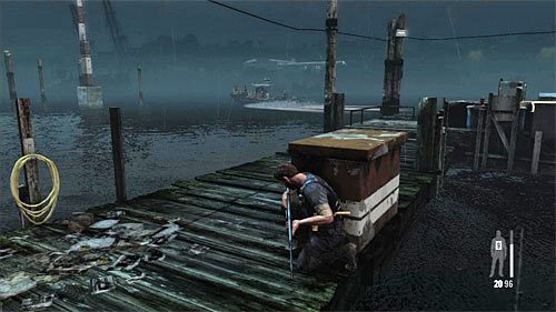 ZACZEKAJ w tym miejscu, albowiem wkrótce w pobliżu przepłynie łódź patrolowa - Przeprawa przez doki | Rozdział V | Solucja Max Payne 3 - Max Payne 3 - poradnik do gry