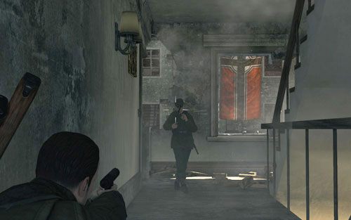 Po oczyszczeniu ulicy wejdź do budynku i powoli wyjdź po schodach na wyższe piętro - Prolog | Opis przejścia Sniper Elite V2 - Sniper Elite V2 - poradnik do gry