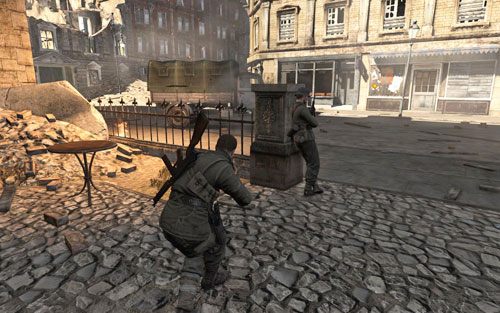 Już na starcie otrzymujemy możliwość zabicia pierwszego żołnierza po cichu - jeśli zależy Ci na punktach, warto wykorzystać do eliminacji pistolet - Misja 1 - Konwój Schoneberga (1) | Opis przejścia Sniper Elite V2 - Sniper Elite V2 - poradnik do gry