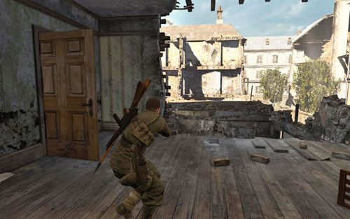 Wyjdź po schodach na górę - uważaj, w kolejnym pomieszczeniu znajduje się kolejny Niemiec - Misja 1 - Konwój Schoneberga (1) | Opis przejścia Sniper Elite V2 - Sniper Elite V2 - poradnik do gry