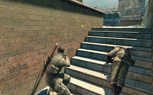 Bardzo powoli podejdź w kierunku schodów - przy ciężarówce znajduje się kolejny Niemiec - Misja 3 - Muzeum Kaiser-Friedrich (1) | Opis przejścia Sniper Elite V2 - Sniper Elite V2 - poradnik do gry