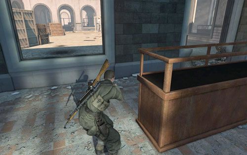 Idź w lewo, staraj się trzymać blisko murku, unikając ewentualnego spostrzeżenia przez ogromne okna - Misja 3 - Muzeum Kaiser-Friedrich (2) | Opis przejścia Sniper Elite V2 - Sniper Elite V2 - poradnik do gry