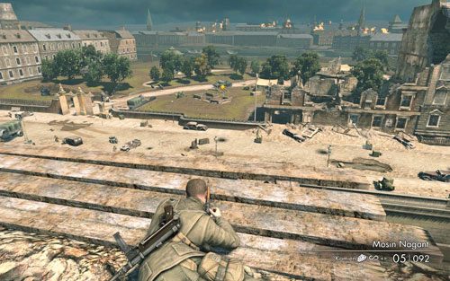 Twoim głównym celem jest zniszczenie czołgu, który właśnie zmierza w kierunku bramy naprzeciw - Misja 3 - Muzeum Kaiser-Friedrich (3) | Opis przejścia Sniper Elite V2 - Sniper Elite V2 - poradnik do gry