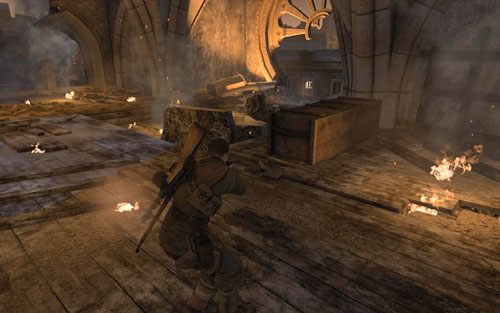 Idź do końca i skręć w lewo - znajdziesz tam schody prowadzące na górę - Misja 5 - Kościół św. Olibartusa (2) | Opis przejścia Sniper Elite V2 - Sniper Elite V2 - poradnik do gry