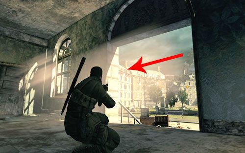 Na placu czyha już czterech wrogów oraz jeden snajper na dachu - uważaj na niego - Misja 8 - Sztab Kreuzberg (2) | Opis przejścia Sniper Elite V2 - Sniper Elite V2 - poradnik do gry