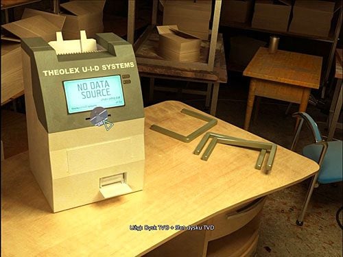 Zamknij zbliżenie na PDA i wetknij dysk TVD w specjalnie do tego przeznaczony slot w drukarce - Zdobądź karty pracowników lotniska (2) | Rozdział 5 | Alternativa - Alternativa - poradnik do gry