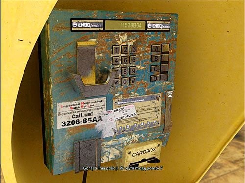 Klikając klawisze telefonu, wybierz numer 1153-8B64 (litery widnieją na klawiszach po prawej) - Uwolnij Richarda z aresztu (opcja pierwsza) | Rozdział 6 | Alternativa - Alternativa - poradnik do gry