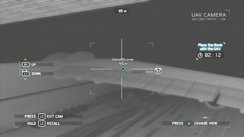 Gdy dotrzemy do hangaru z szykującym się do startu samolotem wypuszczamy drona i umieszczamy go na skrzydle samolotu - Misja 6 Firefly Rain (3) | Opis przejścia Ghost Recon - Future Soldier - Tom Clancys Ghost Recon: Future Soldier - poradnik do gry