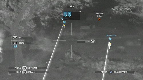 Eliminację przeciwników rozpoczynamy od dwójki patrolującej teren przed domkiem po lewej - Misja 9 Valiant Hammer | Wyzwania w Ghost Recon - Future Soldier - Tom Clancys Ghost Recon: Future Soldier - poradnik do gry