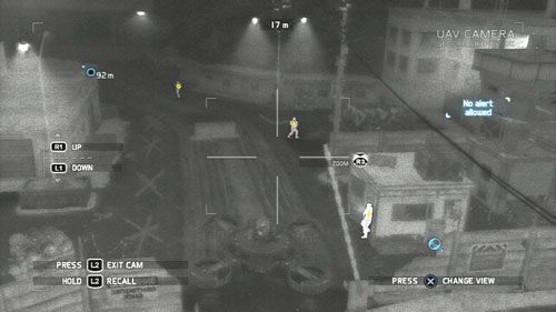 Teren za bramą pilnowany jest przez strażnika w budce oraz dwóch żołnierzy przechadzających się po dalszej części terenu - Misja 10 Gallant Thief (1) | Wyzwania w Ghost Recon - Future Soldier - Tom Clancys Ghost Recon: Future Soldier - poradnik do gry