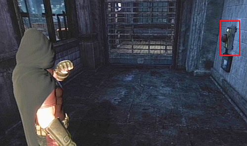 Naciśnij przycisk na prawej ścianie (screen), aby unieść kratę i przejdź na drugą stronę - Zbadaj sprawę zniknięcia Batmana - Opis przejścia - Batman: Arkham City - Harley Quinns Revenge - poradnik do gry