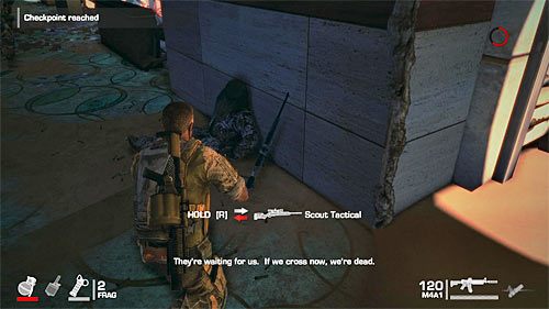 Snajperzy są rozstawieni na dachu przeciwległego budynku, ale nie musisz się ich chwilowo obawiać - Rozdział V - The Edge - Wyeliminuj snajperów | Opis przejścia Spec Ops The Line - Spec Ops: The Line - poradnik do gry