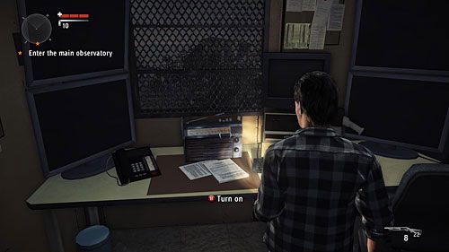 Odbiornik radiowy znajduje się na biurku w stróżówce, tuż przy wejściu na teren obserwatorium - Audycje radiowe | Sekrety (audycje, skrzynie, telewizory) - Alan Wakes American Nightmare - poradnik do gry