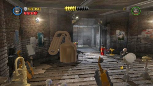 Po dotarciu do piwnicy zniszcz duży instrument stojący z lewej (obrazek) - Na deskach teatru | Opis przejścia LEGO Batman 2 DC Super Heroes - LEGO Batman 2: DC Super Heroes - poradnik do gry