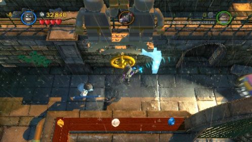 Skieruj się nieco w prawo, gdzie znajdziesz duży, żółty zawór otoczony dwoma jasno niebieskimi filarami - Awantura w Arkham | Opis przejścia LEGO Batman 2 DC Super Heroes - LEGO Batman 2: DC Super Heroes - poradnik do gry