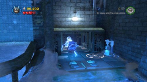 Zeskocz na dół do pomieszczenia, przesuń dźwignię i obróć kołowrót, który pojawi się na środku sali - Misja w Arkham | Opis przejścia LEGO Batman 2 DC Super Heroes - LEGO Batman 2: DC Super Heroes - poradnik do gry