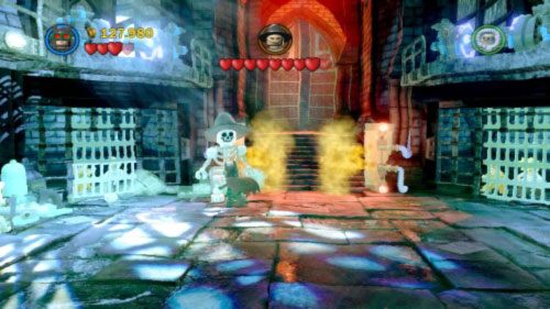 Następnie na arenę wkroczy Strach na wróble (obrazek), atakuj go najszybciej jak możesz - Misja w Arkham | Opis przejścia LEGO Batman 2 DC Super Heroes - LEGO Batman 2: DC Super Heroes - poradnik do gry