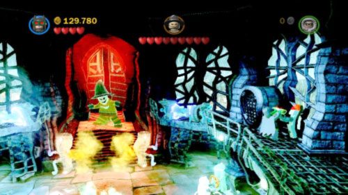 Na samo zakończenie walki będziesz musiał zbudować z klocków po obu stronach sali dźwignie - Misja w Arkham | Opis przejścia LEGO Batman 2 DC Super Heroes - LEGO Batman 2: DC Super Heroes - poradnik do gry
