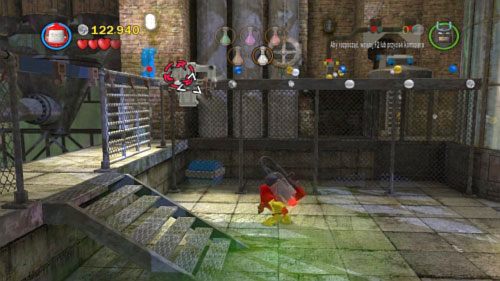 Przełącz się na Robina, przejdź w lewo i rzuć Batarangiem w srebrny klocek blokujący drabinkę (obrazek) - Przepis na katastrofę | Opis przejścia LEGO Batman 2 DC Super Heroes - LEGO Batman 2: DC Super Heroes - poradnik do gry