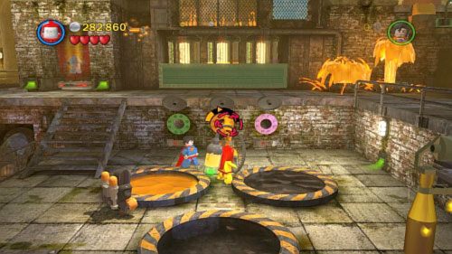 Spowoduje to otworzenie włazów w lokacji na dole ekranu - Przepis na katastrofę | Opis przejścia LEGO Batman 2 DC Super Heroes - LEGO Batman 2: DC Super Heroes - poradnik do gry