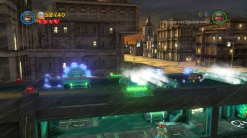 Kiedy znajdziesz się na dachu rzuć Batarangiem we fioletowe koło (obrazek), co dezaktywuje kamerę - Chemiczny ślad | Opis przejścia LEGO Batman 2 DC Super Heroes - LEGO Batman 2: DC Super Heroes - poradnik do gry