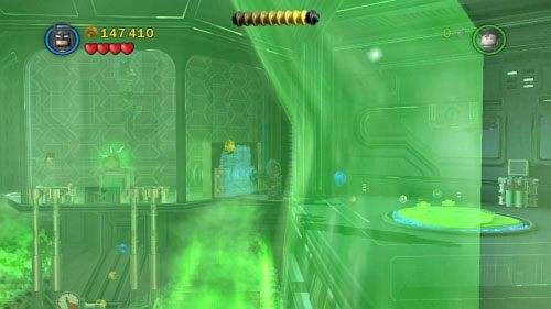 Podejdź do niebieskich drzwi znajdujących się na górze z lewej (obrazek) i zniszcz je pistoletem - Nowe technologie | Opis przejścia LEGO Batman 2 DC Super Heroes - LEGO Batman 2: DC Super Heroes - poradnik do gry