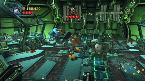 Rozpraw się z wrogami, podejdź do ściany na górze schodów i przestaw wszystkie czerwone tryby do środka - Nowe technologie | Opis przejścia LEGO Batman 2 DC Super Heroes - LEGO Batman 2: DC Super Heroes - poradnik do gry