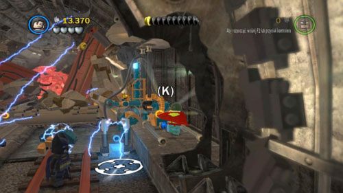 Aby rozpocząć ten etap musisz podejść do uszkodzonego robota Jokera znajdującego się na ulicy - Podziemna kryjówka | Opis przejścia LEGO Batman 2 DC Super Heroes - LEGO Batman 2: DC Super Heroes - poradnik do gry