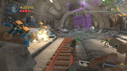 Kiedy odetniesz prąd pociągnij Supermanem złotą rączką znajdującą się na środku gruzowiska - Podziemna kryjówka | Opis przejścia LEGO Batman 2 DC Super Heroes - LEGO Batman 2: DC Super Heroes - poradnik do gry
