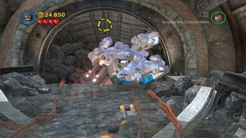 Ponownie załóż pancerz wspomagany i zniszcz srebrne klocki blokujące przejście w tunelu (obrazek) - Podziemna kryjówka | Opis przejścia LEGO Batman 2 DC Super Heroes - LEGO Batman 2: DC Super Heroes - poradnik do gry
