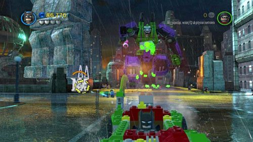 Podczas ucieczki przed robotem będziesz co jakiś czas mijał srebrne filary podtrzymujące kamienne figury (obrazek) - Niestabilny rdzeń | Opis przejścia LEGO Batman 2 DC Super Heroes - LEGO Batman 2: DC Super Heroes - poradnik do gry