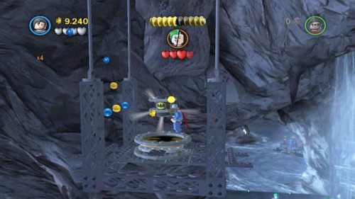 #05 - Wleć na górę nad półkę skalną z lewej, a dotrzesz do platformy z minizestawem - Nieproszeni goście | Minizestawy LEGO Batman 2 DC Super Heroes - LEGO Batman 2: DC Super Heroes - poradnik do gry