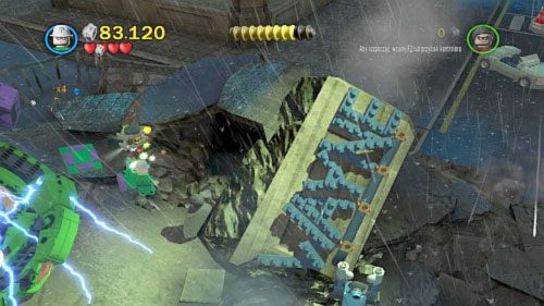 #03 - Na prawo od maszyny elektrycznej (prawa część lokacji) jest plama na ziemi - Bohaterowie, do boju | Minizestawy LEGO Batman 2 DC Super Heroes - LEGO Batman 2: DC Super Heroes - poradnik do gry