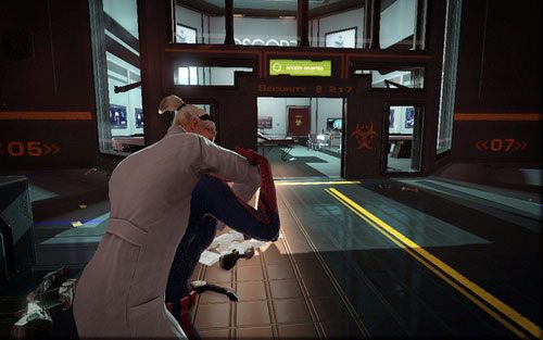 Po zakończeniu starcia pobiegnij przed siebie po Gwen, a następnie wróć do pomieszczenia, gdzie odbyła się walka - 01 - Oscorp Is Your Friend - Opis przejścia - Niesamowity Spider-Man - poradnik do gry