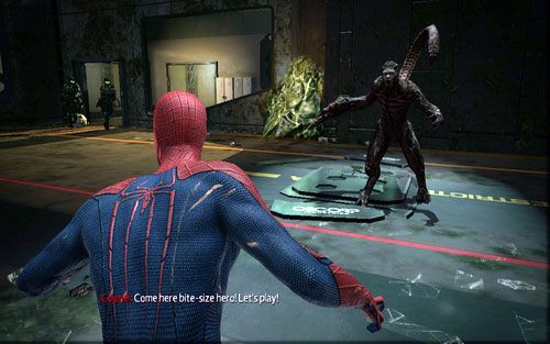 Gdy przejdziesz na drugą stronę hali, zaatakuje cię dwóch strażników w zielonych hełmach - 06 - Smythe Strikes Back - komputery i roboty - Opis przejścia - Niesamowity Spider-Man - poradnik do gry