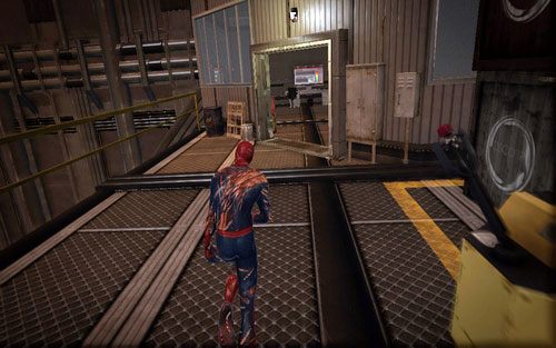 Biegnąc dalej przed siebie, dotrzesz do miejsca gdzie zaatakują cię droidy - 10 - Spider-Man No More! - reaktor - Opis przejścia - Niesamowity Spider-Man - poradnik do gry