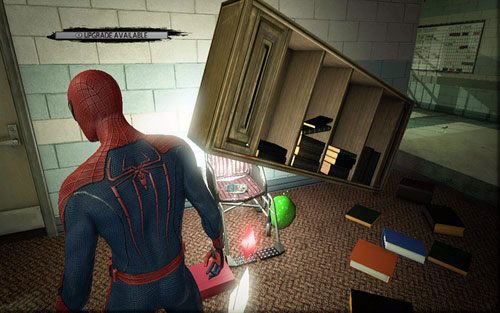 Zaraz z prawej strony stoi przygnieciony wózek inwalidzki, na którym pozostawiono nagranie - 02 - Escape Impossible - Znajdźki - Niesamowity Spider-Man - poradnik do gry