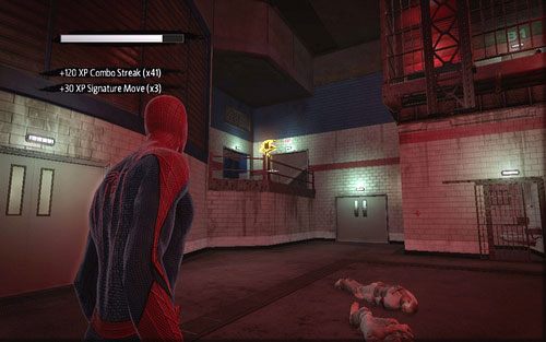Gdy skończysz pierwsze starcie z szaleńcami, skocz za barierkę z prawej i porozmawiaj ze strażnikiem - 02 - Escape Impossible - Znajdźki - Niesamowity Spider-Man - poradnik do gry