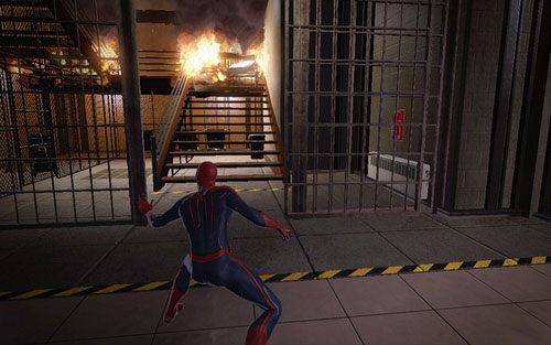 Po wejściu przez płonące schody pokonaj stojącego niedaleko strzelca - 02 - Escape Impossible - Znajdźki - Niesamowity Spider-Man - poradnik do gry