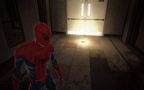 Zanim jednak zeskoczysz na dół, przejdź na płonąca barykadą z prawej - 02 - Escape Impossible - Znajdźki - Niesamowity Spider-Man - poradnik do gry