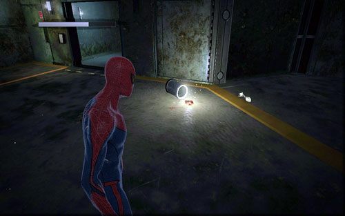 Obok przewróconego kosza na śmieci znajdziesz poszukiwany przedmiot - 06 - Smythe Strikes Back - Nagrania, Magazyny, Instrukcje - Znajdźki - Niesamowity Spider-Man - poradnik do gry