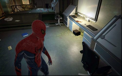 Na jednym z nich leży gazeta - 06 - Smythe Strikes Back - Nagrania, Magazyny, Instrukcje - Znajdźki - Niesamowity Spider-Man - poradnik do gry
