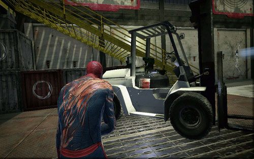 Zejdź po schodach na sam dół, a następnie przyjrzyj się stojącemu tam wózkowi widłowemu - 10 - Spider-Man No More! - Instrukcje, Części technologii - Znajdźki - Niesamowity Spider-Man - poradnik do gry