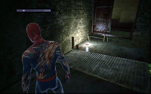 Unikając przeciwników idź przed siebie, aż zobaczysz z prawej strony czwarty magazyn - 12 - Where Crawls the Lizard? - Znajdźki - Niesamowity Spider-Man - poradnik do gry
