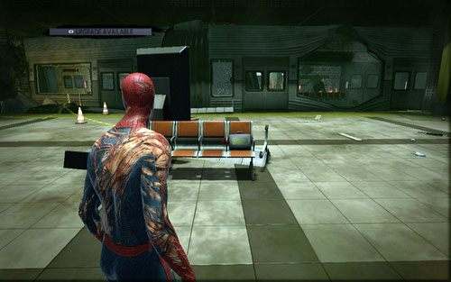 Za zniszczonym wagonem metra znajdziesz stację z pomarańczowymi krzesełkami stojącymi na środku - St. Gabriels Bank - Znajdźki - Niesamowity Spider-Man - poradnik do gry