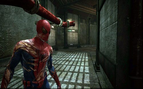 Z lewej strony będziesz mijał zniszczoną czerwoną rurę, na której umieszczono siódmy magazyn - Water Treatment Facility - Znajdźki - Niesamowity Spider-Man - poradnik do gry