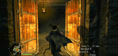 W końcu przechodzimy przez podwójne drewniane drzwi i walczymy z szefem goblinów (nie jest szczególnie trudnym przeciwnikiem) - A Fortress Besieged | Akt 2 (ZG) w Dragons Dogma - Dragons Dogma - poradnik do gry