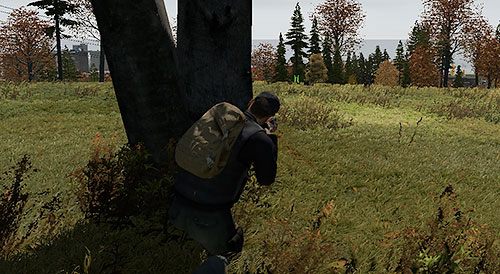 Wychylanie się zza przeszkody (klawisze [Q] i [E] w pozycji stojącej lub w przysiadzie) może być nieocenioną pomocą w walce z innymi graczami - DayZ: Wrogi ogień - jak unikać? - DayZ - poradnik do gry