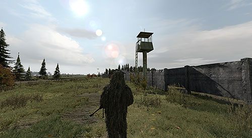 Odwiedzając lotnisko zwróć szczególną uwagę na wieże strażnicze rozstawione wzdłuż muru, który otacza lotnisko - DayZ: Bandyci, miejsca łowieckie - DayZ - poradnik do gry