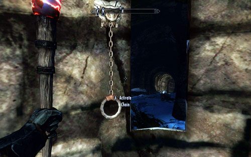 W środku znajdziesz łańcuch, przy pomocy którego otworzysz kratę na północy - Awakening | Początek | The Elder Scrolls V Skyrim Dawnguard - The Elder Scrolls V: Skyrim - Dawnguard - poradnik do gry